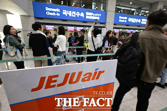 인천국제공항 1여객터미널 동편 1층에 마련된 제주행 국내선 카운터에서 승객들이 탑승수속을 하는 모습.