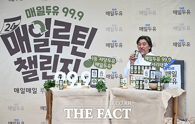 매일유업 앰버서더 셰프 에드워드 리가 12일 오전 서울 종로구 동아일보 앞에서 열린 '매일두유 런칭 10주년 및 매일두유 99.9 서리태 출시 기념 행사'에 참석해 제품을 선보이고 있다. /박헌우 기자