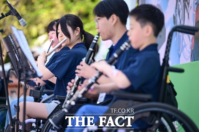 지난 4월 25일 경기 과천시 서울랜드 바이킹 광장에서 열린 상상인그룹 '피크닉데이'에서 상상휠하모니 오케스트라가 합주하고 있다. /남윤호 기자