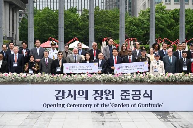 김성보 서울시장 권한대행이 12일 광화문광장에서 열린 '감사의 정원 준공식'에서 기념사진을 촬영하고 있다. /서울시