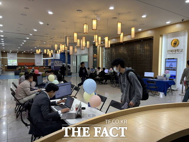 12일 전주시 덕진구 금암동 전북대학교 중앙도서관 1층 중도라운지에서 학술전자정보 박람회가 열리고 있다. /전북대