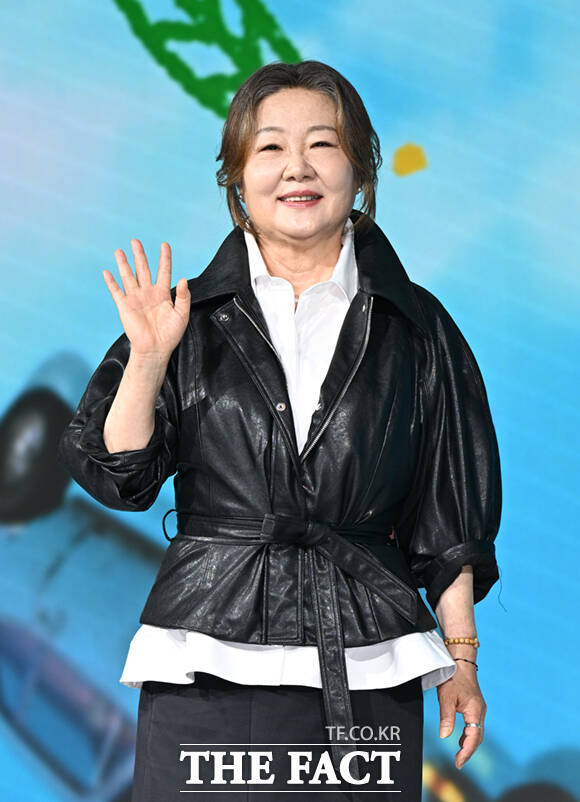 유인식 감독(왼쪽)과 배우 박은빈이 12일 서울 종로구 JW 메리어트 동대문 스퀘어에서 열린 넷플릭스 새 시리즈 '원더풀스' 제작발표회에 참석해 포즈를 취하고 있다.