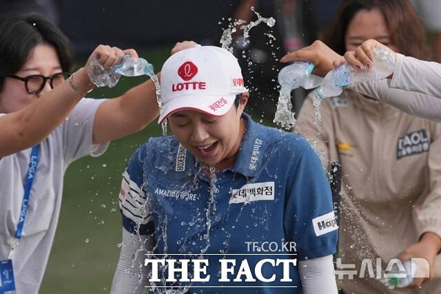 김효주가 포드챔피언십에서 우승, 대회 2연패이자 2개 대회 연속 정상에 오른 뒤 관계자들로 부터 축하의 물 세례를 받고 있는 모습./AP.뉴시스