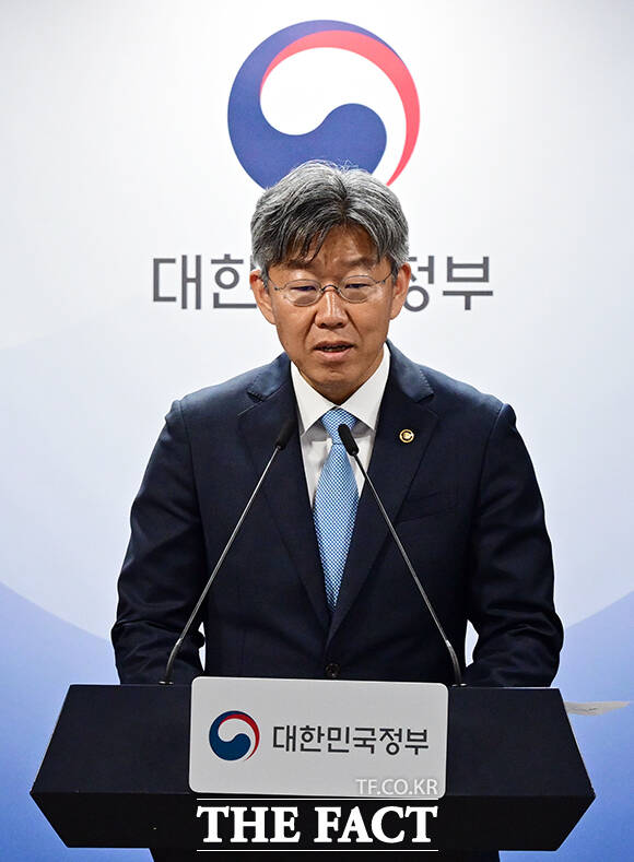 김이탁 국토교통부 1차관이 12일 오전 서울 종로구 정부서울청사에서 토지거래허가구역 실거주 의무 유예와 관련해 백브리핑을 하고 있다. /임영무 기자