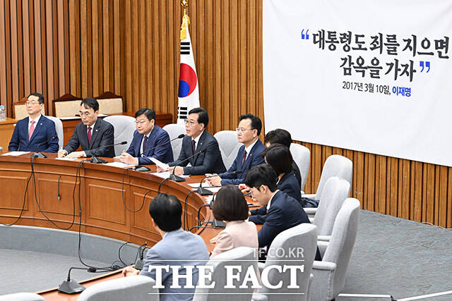 원내대책회의에서 발언하는 송 원내대표.