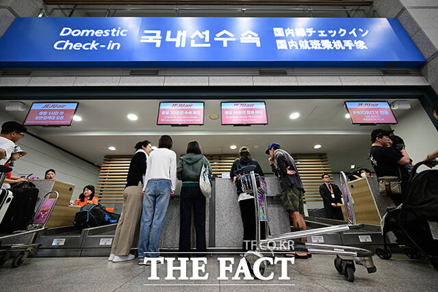 인천국제공항 1여객터미널 동편 1층에 마련된 제주행 국내선 카운터에서 승객들이 탑승수속을 하는 모습.