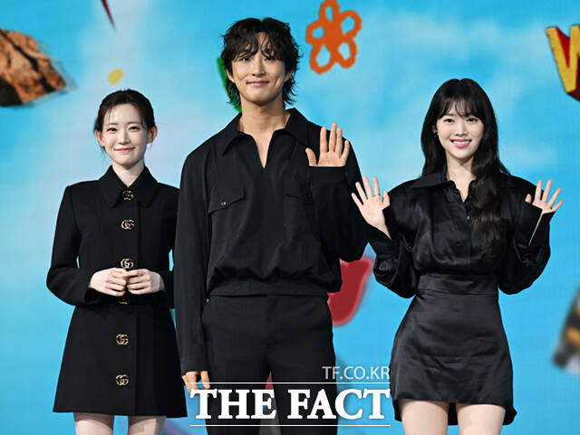 유인식 감독(왼쪽)과 배우 박은빈이 12일 서울 종로구 JW 메리어트 동대문 스퀘어에서 열린 넷플릭스 새 시리즈 '원더풀스' 제작발표회에 참석해 포즈를 취하고 있다.