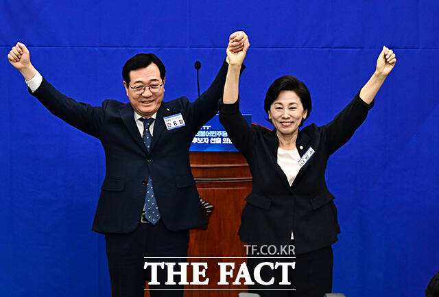 포즈 취하는 민홍철·남인순 더불어민주당 국회부의장 후보자.