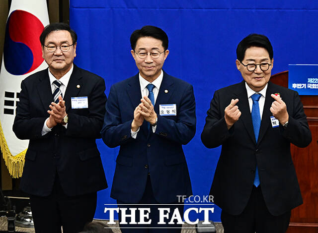 인사하는 김태년·조정식·박지원 더불어민주당 국회의장 후보자(왼쪽부터).
