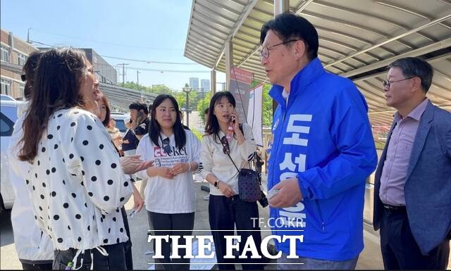 도성훈 인천시교육감 예비후보가 13일 인천고등학교에서 열린 제64회 인천고등학교 총동문회장기쟁탈 인천시 초·중등부 야구대회 개회식에 참석해 학부모들과 대화를 나누고 있다. /도성훈 예비후보 선거사무소