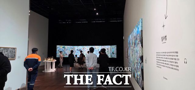 13일 학생들이 1층 전시실에서 임수범 작가 등의 작품을 관람하고 있다. /김영신 기자