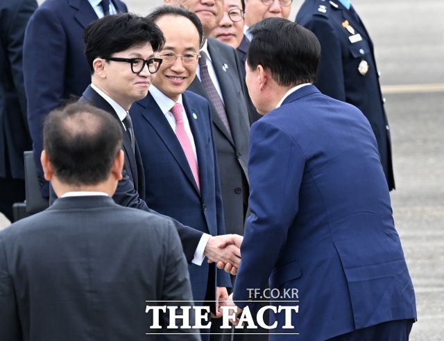 2024년 9월 19일 체코 순방을 앞둔 윤석열 전 대통령이 19일 오전 경기 성남시 서울공항에 도착해 한동훈 전 국민의힘 대표(왼쪽)와 악수하고 있는 모습./이새롬 기자