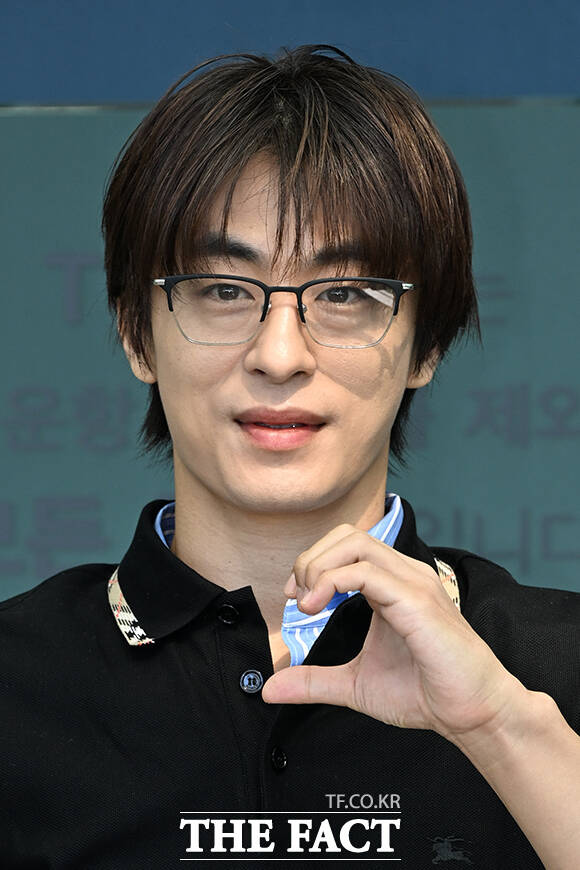 배우 구교환이 13일 오전 칸영화제 참석을 위해 인천국제공항에서 독일 프랑크푸르트로 출국하며 팬들을 향해 인사하고 있다. /인천국제공항=김성렬 기자