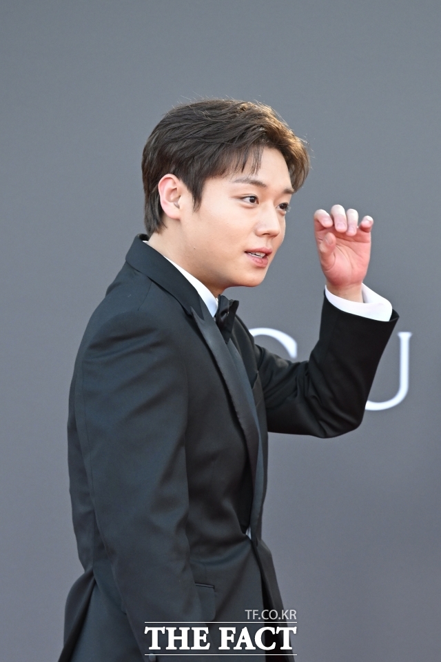 영화 '왕과 사는 남자' 열연 이후 ‘단종 오빠’라는 별명을 얻으며 대세 배우로 떠오른 박지훈이 이번에는 티빙 오리지널 드라마 '취사병 전설이 되다'에서 취사병 강성재로 또 한 번 인생 캐릭터를 만들어가고 있다. 사진은 박지훈이 지난 8일 서울 코엑스에서 열린 제62회 백상예술대상에 참석해 레드카펫을 걷고 있다. /송호영 기자