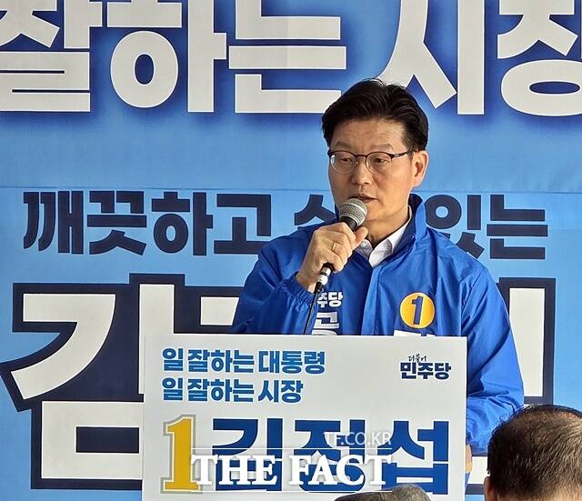 김정섭 민주당 공주시장 후보가 13일 공주시 신관동 선거사무소에서 기자회견을 갖고 산업·일자리 공약을 발표하고 있다. /김형중 기자