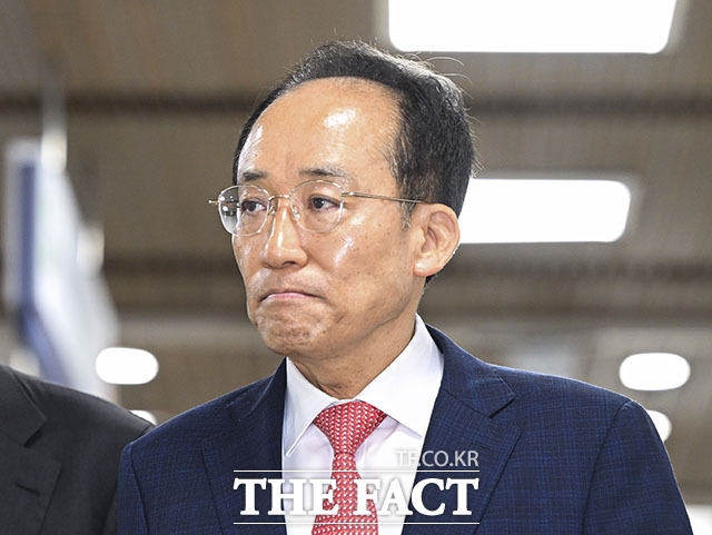 계엄 해제 표결 방해 혐의를 받고 있는 추경호 전 국민의힘 원내대표(가운데)가 13일 오전 서울 서초구 서울중앙지방법원에서 열린 4차 공판에 출석하고 있다. /서예원 기자