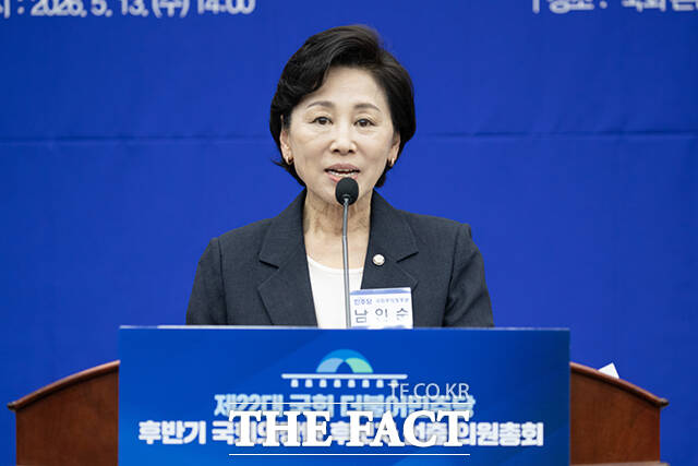 남인순 더불어민주당 의원이 13일 오후 서울 여의도 국회에서 열린 제22대 국회 더불어민주당 후반기 국회의장단 후보자 선출 의원총회에 참석해 국회부의장 후보에 선출된 뒤 인사말을 하고 있다. /배정한 기자