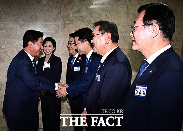 입장하는 의원들과 인사하는 남인순 국회부의장 후보와 박지원, 조정식, 김태년, 국회의장 호부, 민홍철 국회보의장 후보(왼쪽부터).