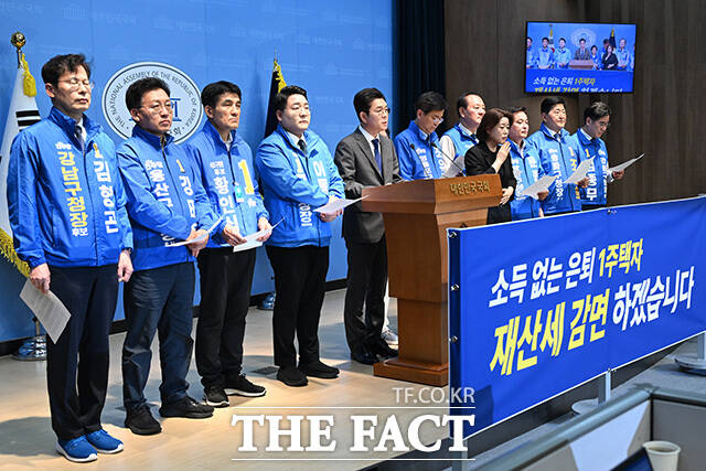 재산세 감면 공약 발표위해 국회 찾은 정원오 더불어민주당 서울시장 후보(가운데)와 서울 구청장 후보들.