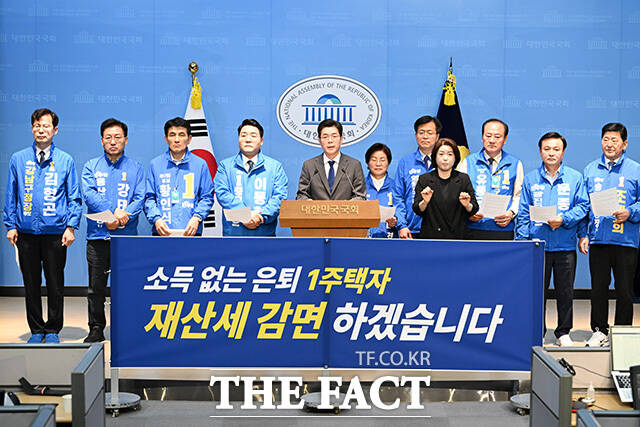 정원오 더불어민주당 서울시장 후보(가운데)와 서울 구청장 후보들이 13일 오전 서울 여의도 국회 소통관에서 재산세 감면 공약 발표 기자회견을 하고 있다. /남용희 기자