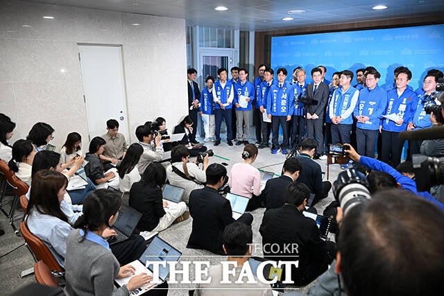 13일 국회에서 열린 공약 설명 기자회견에서도 정 후보의 태도가 도마에 올랐다. 국회를 찾은 정 후보는 회견 직후 기자들과 만나 김재섭 의원이 제기한 폭행 전과 거짓 해명 의혹 관련 질문을 받았지만, 이해식·오기형 의원이 해명자료를 냈다며 대신 답변에 나섰다. /남용희 기자