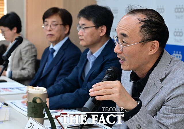 경실련과 공공교통네트워크가 13일 서울 종로구 경실련 강당에서 전국 버스 운영실태 및 준공영제 개선방안 발표 기자회견을 연 가운데, 윤은주 경실련 도시개혁센터 부장이 경실련이 만든 전국 버스지원 현황 사이트를 공개하고 있다.