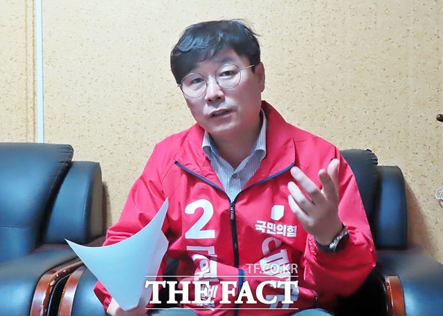 이봉규 청양군의원 후보가 13일 선거사무소에서 개소식을 열지 않기로 한 것을 설명하고 있다. /김형중 기자
