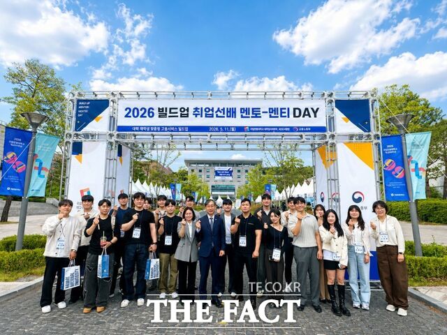 국립한밭대학교 2026 빌드업 취업 선배 멘토-멘티 DAY에 참가한 멘토-멘티들이 함께 기념촬영하고 있다. /한밭대