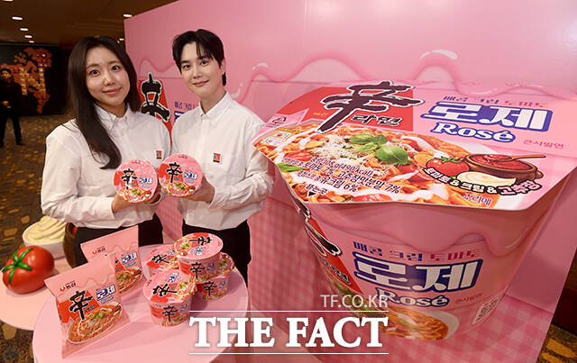 농심이 신라면 40주년 기념작 '신라면 로제' 출시를 앞둔 가운데 13일 오전 서울 중구 롯데호텔 서울크리스탈볼룸에서 모델들이 신라면 로제를 선보이고 있다. /박상민 기자