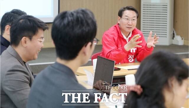 유정복 인천시장 후보가 13일 인천 도시재생지원센터에서 열린 2026 도시재생 정책 간담회에서 현안 및 정책 방향에 대해 의견을 나누고 있다. /유정복 후보 캠프