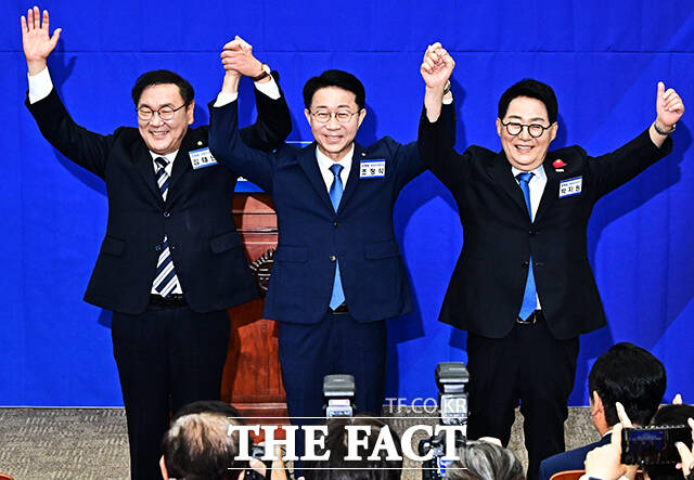 포즈 취하는 김태년·조정식·박지원 더불어민주당 국회의장 후보자(왼쪽부터).