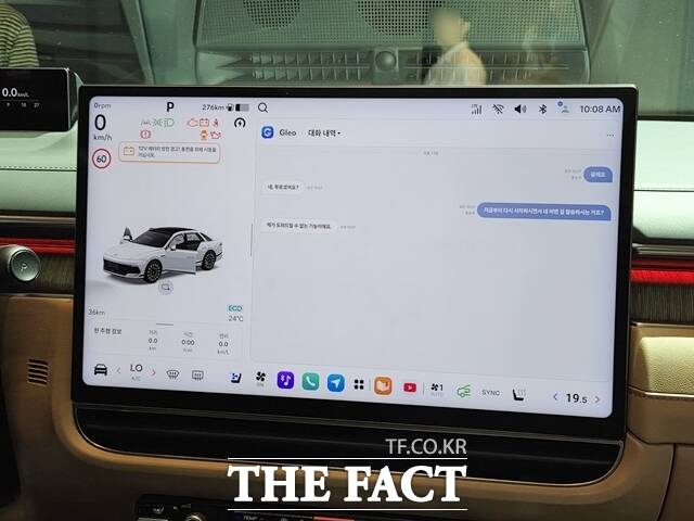 '플레오스 커넥트'가 적용된 차량 내부 17인치 대형 디스플레이. 차량 내 인포테인먼트 시스템을 스마트폰에 익숙한 사용자들을 겨냥해 모바일화시켜 소프트웨어 경험을 극대화했다. /송다영 기자