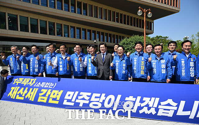 재산세 감면 공약 발표위해 국회 찾은 정원오 더불어민주당 서울시장 후보(가운데)와 서울 구청장 후보들.