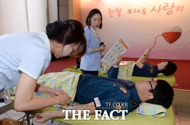 사진은 2017년 10월 17일 서울 서대문구 미근동 경찰청사에서 사랑의 릴레이 헌혈운동이 열린 가운데 직원들이 헌혈에 동참하고 있다./임영무 기자