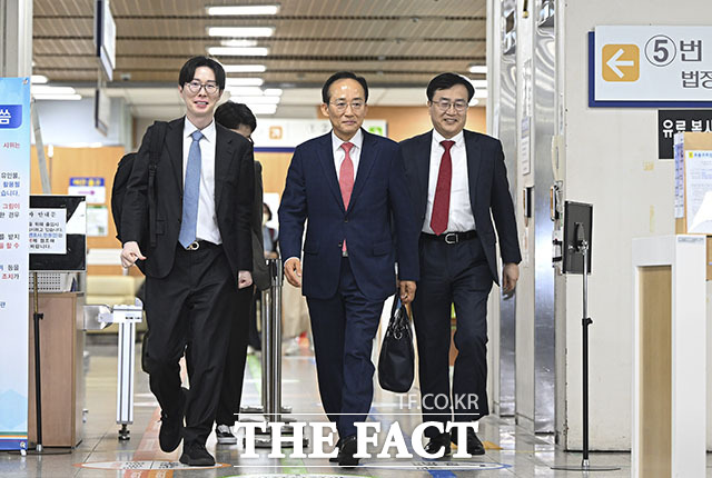 계엄 해제 표결 방해 혐의를 받고 있는 추경호 전 국민의힘 원내대표(가운데)가 13일 오전 서울 서초구 서울중앙지방법원에서 열린 4차 공판에 출석하고 있다. /서예원 기자