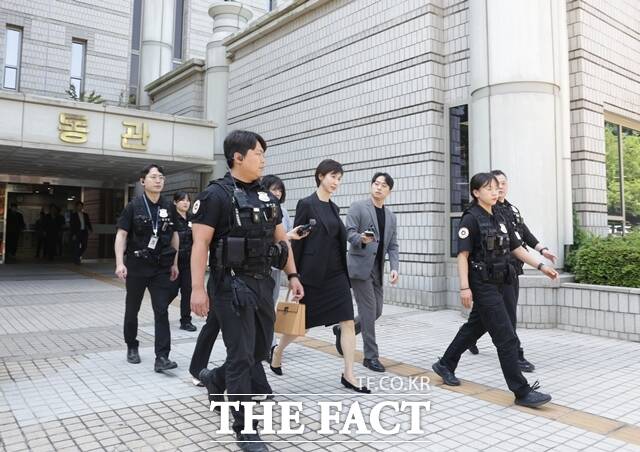 노소영 아트센터 나비 관장(가운데)이 13일 서울고법에서 열린 재산분할 파기환송심 조정기일을 마치고 법원을 빠져 나가고 있다. /이성락 기자