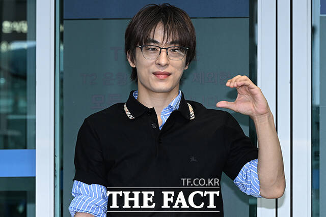배우 구교환이 13일 오전 칸영화제 참석을 위해 인천국제공항에서 독일 프랑크푸르트로 출국하며 팬들을 향해 인사하고 있다. /인천국제공항=김성렬 기자
