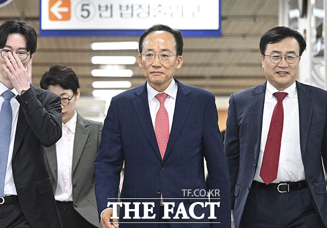 계엄 해제 표결 방해 혐의를 받고 있는 추경호 전 국민의힘 원내대표(가운데)가 13일 오전 서울 서초구 서울중앙지방법원에서 열린 4차 공판에 출석하고 있다. /서예원 기자