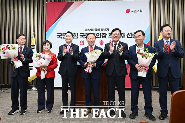 박덕흠 당선 축하하는 부의장 후보들과 지도부.