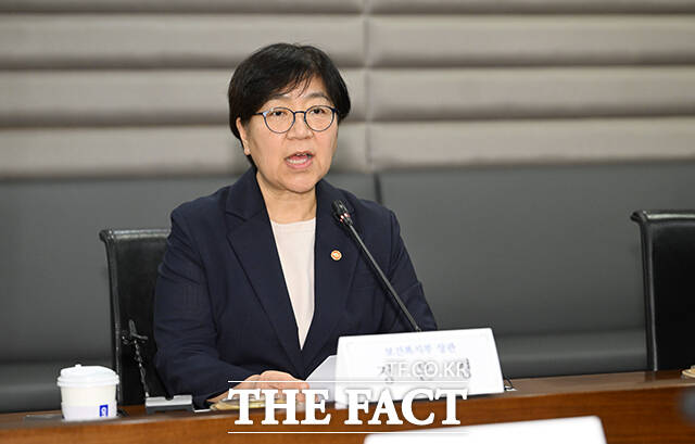 정은경 보건복지부 장관이 13일 오전 서울 중구 서울스퀘어에서 열린 '2026년도 제1차 고독사 예방 협의회'에 참석해 인사말을 하고 있다. /박헌우 기자