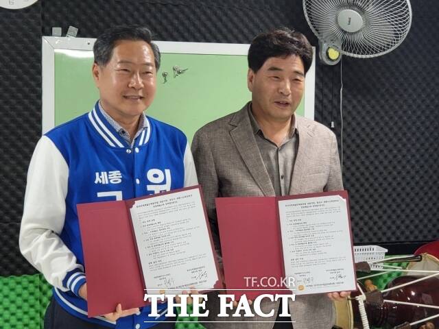 원성수 세종시교육감 예비후보가 12일 선거사무소에서 조성환 한국민족예술단체총연합 세종시지회장과 정책협약을 맺고 기념 촴영을 하고 있다. /원성수 캠프