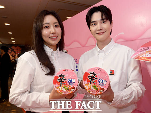 농심이 신라면 40주년 기념작 '신라면 로제' 출시를 앞둔 가운데 13일 오전 서울 중구 롯데호텔 서울크리스탈볼룸에서 모델들이 신라면 로제를 선보이고 있다. /박상민 기자
