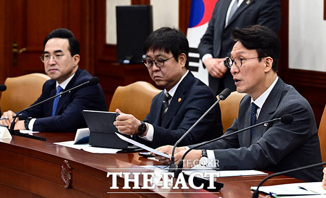 김민석 국무총리가 13일 오전 서울 종로구 정부서울청사에서 열린 비상경제본부 회의에 참석해 모두발언을 하고 있다. /임영무 기자