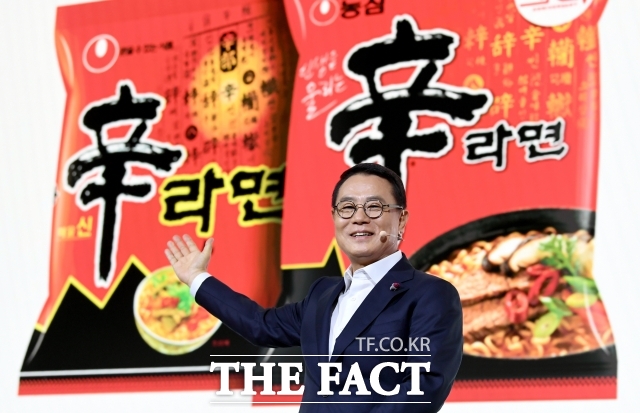 조용철 농심 대표이사가 13일 오전 서울 중구 롯데호텔 서울크리스탈볼룸에서 열린 농심 신라면 40주년 기자간담회에서 포즈를 취하고 있다. /박상민 기자