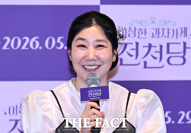 배우 이레와 박봉섭 감독, 라미란(왼쪽부터)이 13일 서울 강남구 메가박스 코엑스에서 열린 영화 '이상한 과자 가게 전천당' 언론시사회 및 기자간담회에 참석해 포즈를 취하고 있다. /이새롬 기자