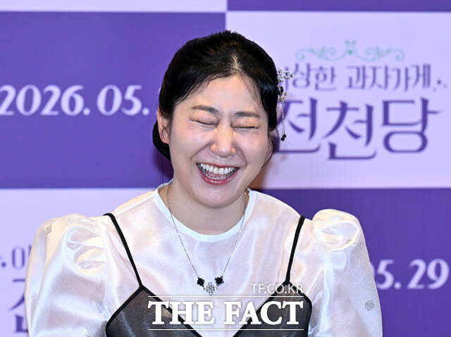 배우 이레와 박봉섭 감독, 라미란(왼쪽부터)이 13일 서울 강남구 메가박스 코엑스에서 열린 영화 '이상한 과자 가게 전천당' 언론시사회 및 기자간담회에 참석해 포즈를 취하고 있다. /이새롬 기자