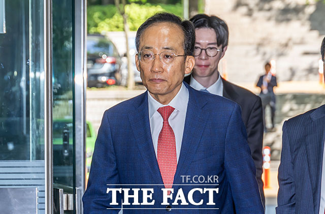 계엄 해제 표결 방해 혐의를 받고 있는 추경호 전 국민의힘 원내대표(가운데)가 13일 오전 서울 서초구 서울중앙지방법원에서 열린 4차 공판에 출석하고 있다. /서예원 기자