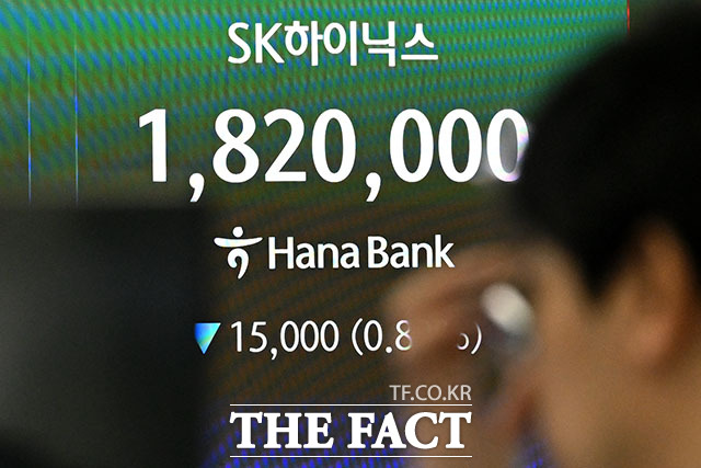 미국 증시 내 반도체 관련 기술주가 약세를 보인 13일 오전 서울 중구 하나은행 딜링룸 전광판에 코스피 지수가 표시되고 있다. /서예원 기자