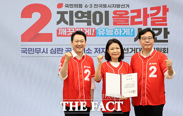 이진숙 대구 달성군 후보에게 공천장을 수여한 뒤 기념촬영하는 장동혁 대표와 송언석 원내대표.