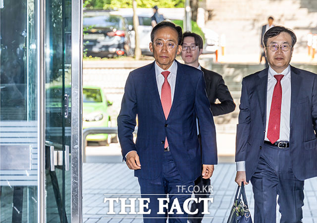계엄 해제 표결 방해 혐의를 받고 있는 추경호 전 국민의힘 원내대표(가운데)가 13일 오전 서울 서초구 서울중앙지방법원에서 열린 4차 공판에 출석하고 있다. /서예원 기자